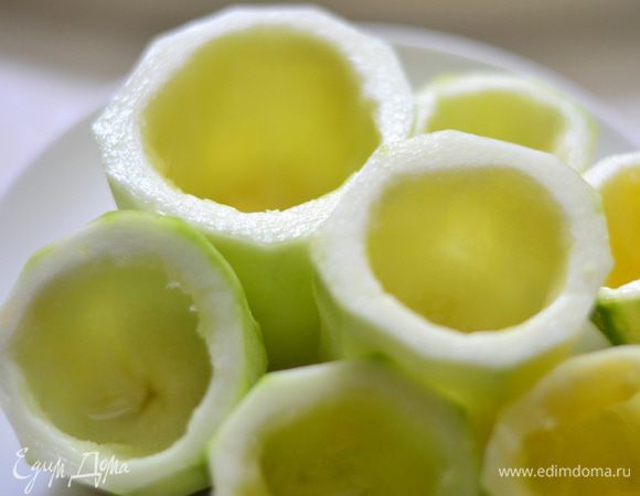 У кабачков ложкой вынуть серединку.