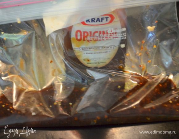 В пластиковом пакете или в емкости  смешаем барбекю соус, коричневый сахар, растит. масло, уксус, соевый соус, перец хлопьями, чеснок.