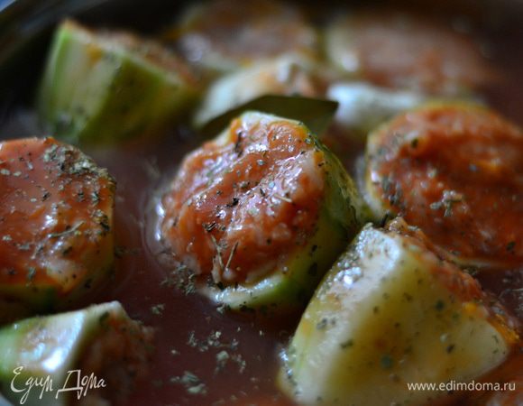 Выложить в емкость.Залить томатным соком.Добавить немного воды.Посолить. Поперчить.