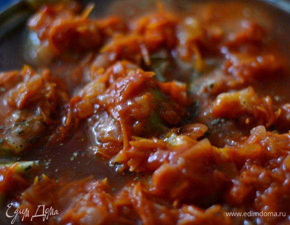 Сверху я немного выложила оставшейся тушеной моркови с луком. Добавить лавровый листик,специи и тушить около 2-х часов до готовности на маленьком огне.