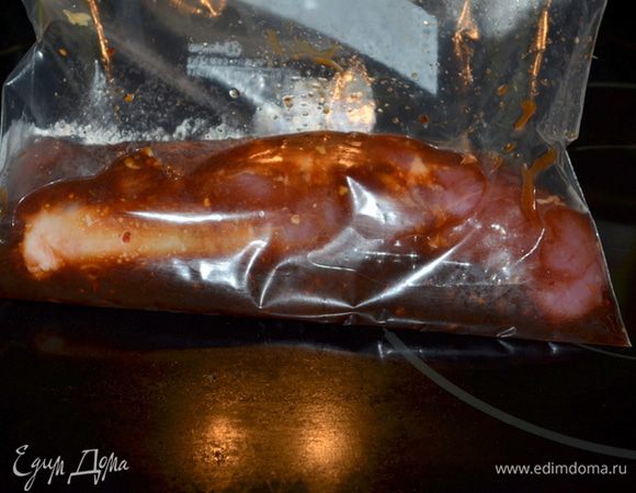 В пакет с маринадом выложим свинину и поставим в холодильник мариноваться на 2 или более часа.