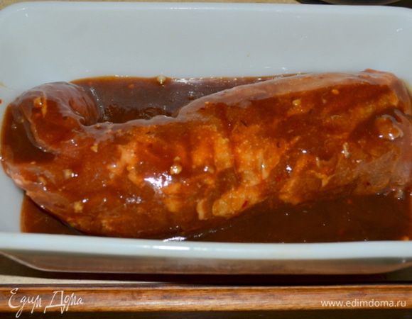 Если готовим на гриле, снимем лишний маринад и готовим на разогретом гриле. Переворачиваем, смазываем маринадом и готовим до готовности.
Если в духовке, выкладываем свинину в жаропрочное блюдо с маринадом и ставим в разогретую духовку на 200 гр. на 50 мин.