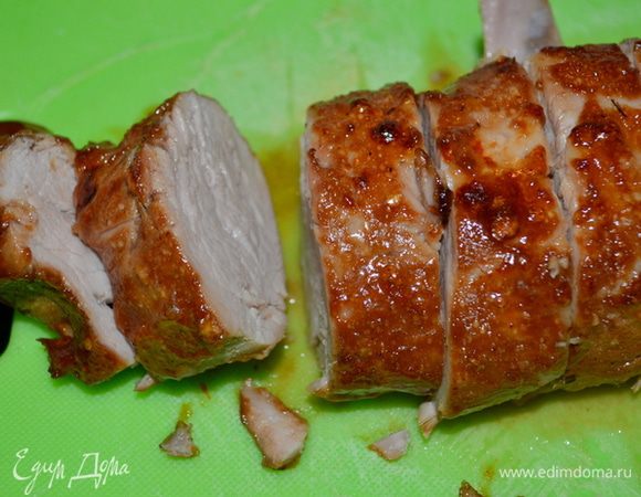 Готовый кусок  свинины выкладываем и разрезаем на порции.