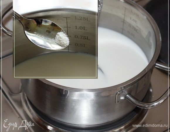 Процесс начинаем с того, что разогреваем молоко (не до кипения) и добавляем туда ванилин. На кончике, буквально ложечки. И хорошо этот ванилин растворяем. Потом это ванильное молоко надо остудить. До комнатной температуры.