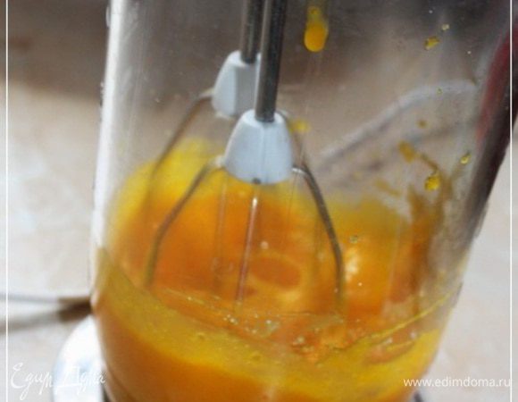 А пока молоко остывает…. Желтки. Смешиваем с сахаром.