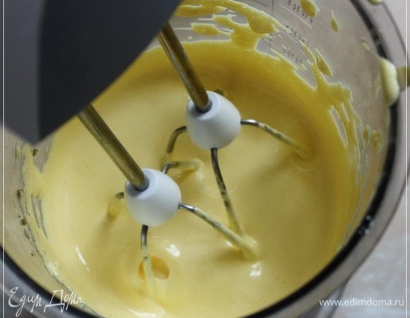 И взбиваем. Без фанатизма. Можно даже и не взбивать, а просто хорошо перемешать. До растворения сахара. Но я немного взбил.