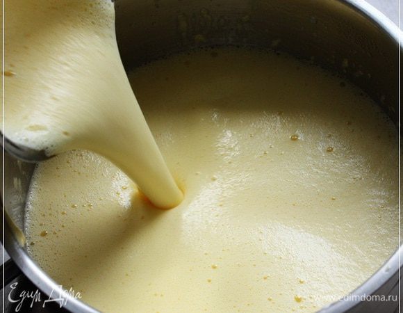 Потом желтки подвзбитые добавляем во … внимание! Это важно… в ОХЛАЖДЕННОЕ молоко. Это для чего надо? А чтобы желтки не заварились. Комочки тогда получатся. Что не айс.