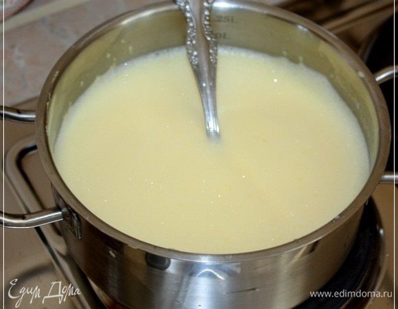 И снова нагреваем смесь. Не кипятим, но..., так, чтобы было близко к точке кипения. Постоянно помешивая. Следим за тем, чтобы желток не заварился и чтобы смесь не сбежала. Но, как ни крути, а добиться загустения смеси надо. Ничего не поделаешь. У меня это получилось в два приема. И пена, к тому же почти вся осела. Потом смесь остужаем. Лучше это сделать в холодной ванне. Для ускорения процесса. 
Пока будет остывать, не забывайте помешивать.
