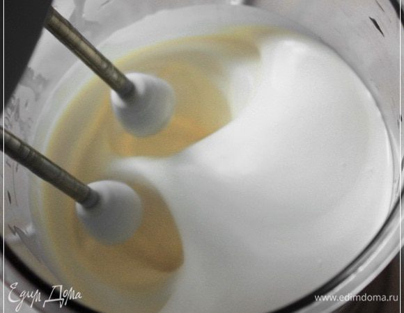 Готовим сливки. Взбиваем их до вспененного состояния. 