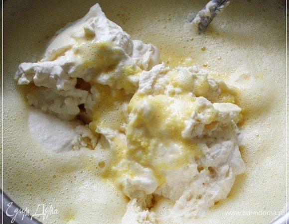 Вот тут у меня засада и произошла. Это самое вспененное состояния сливок, полученных из домашнего молока, практически сразу же перешло в состояние предмаслянной густоты.
И отправляем их, сливки, в молочно-ванильнуо-желтково-сахарную смесь. Хорошо размешиваем. Тщательно.
