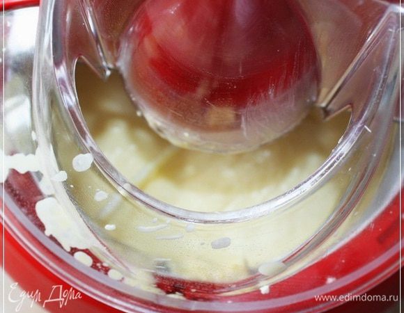 Рекомендации разные. Я мешал смесь внутри мороженицы минут сорок. Получилась густая, но в то же время весьма … ммм … равномерная смесь. Уже охлажденная.