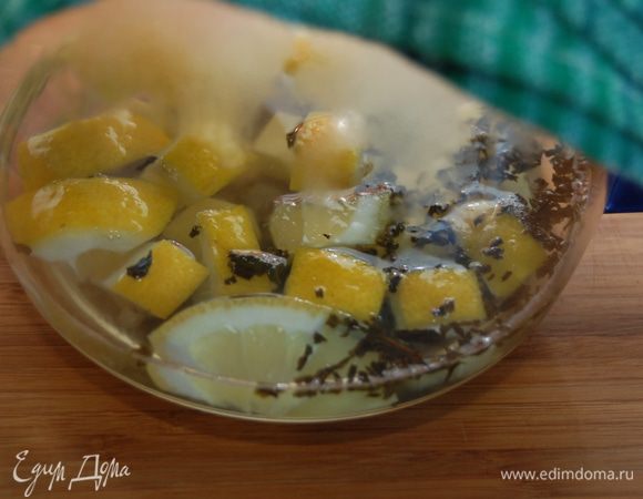 Имбирное желе. Желатин замочить в 50 мл воды согласно инструкции. Имбирь очистить от кожицы и нарезать кубиком. Таким же образом измельчить лимон. Залить зеленый чай достаточно горячей (кипяченой)  водой (200 мл), лимон и имбирь, дать настояться 15 минут, после чего процедить через сито и добавить сахар. 