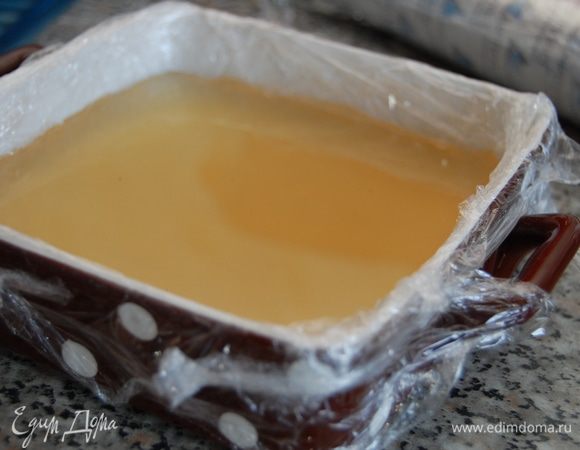Распустить желатин, остудить до комнатной температуры и ввести в чай. Тщательно размешать и еще раз процедить. Небольшую форму изнутри выстелить пищевой пленкой, вылить желатиновую массу и отправить в холодильник до полного  застывания. 