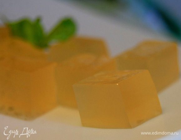  Застывшее желе  извлечь из формы и нарезать кубиками. 