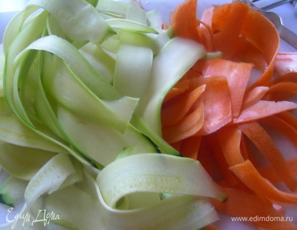 С помощью овощерезки делаем ленты из моркови и кабачка.
