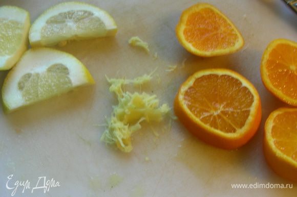 Апельсин и лимон режем на дольки.