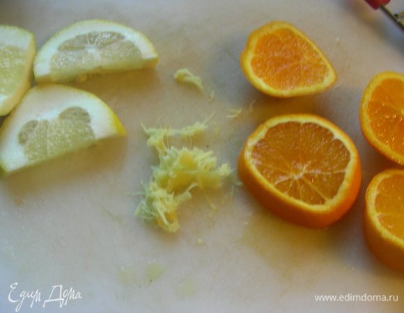 Апельсин и лимон режем на дольки.
