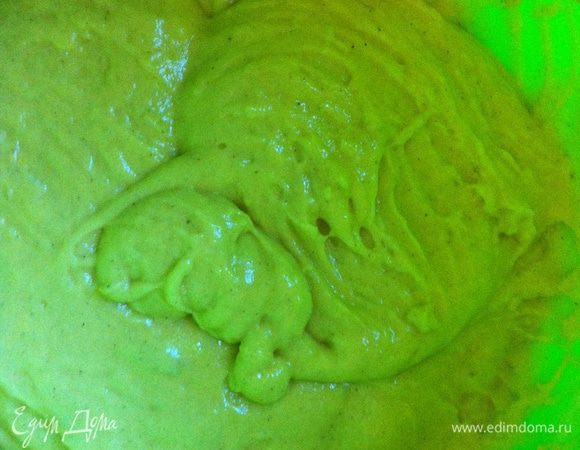 2 яйца растереть с 1 стаканом сахара. Добавить 1 стакан йогурта или кефира, взбить. Добавить муку с разрыхлителем, хорошо перемешать (тесто получается как густая сметана).