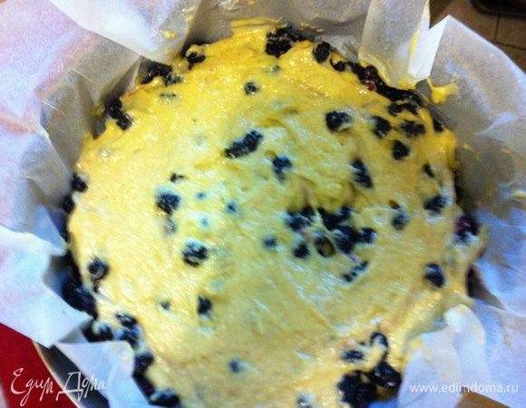 Залить оставшимся тестом. Выпекать при температуре 180-190 градусов в предварительно разогретой духовке 45-50 мин.
