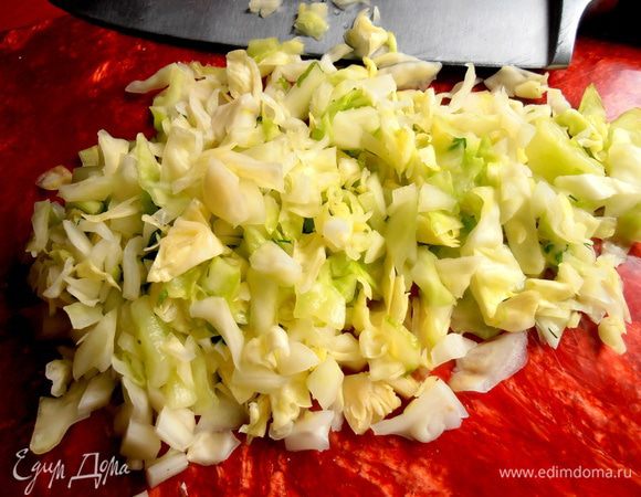 Порубим примерно четвертинку небольшого кочана...