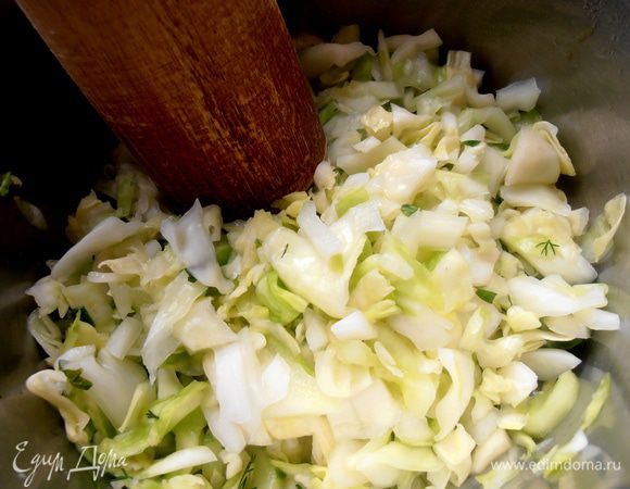 Посолим немного и будем толочь,чтобы капуста дала сок...