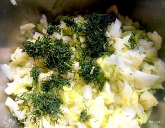 Добавим пару ложек свежего нарезанного укропа...