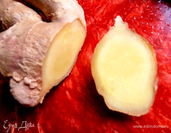 От корня имбиря отрезаем ломтик шириной 0,5 см...