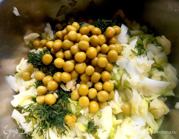 Добавляем 3 столовые ложки консервированного горошка для цвета и вкуса)))