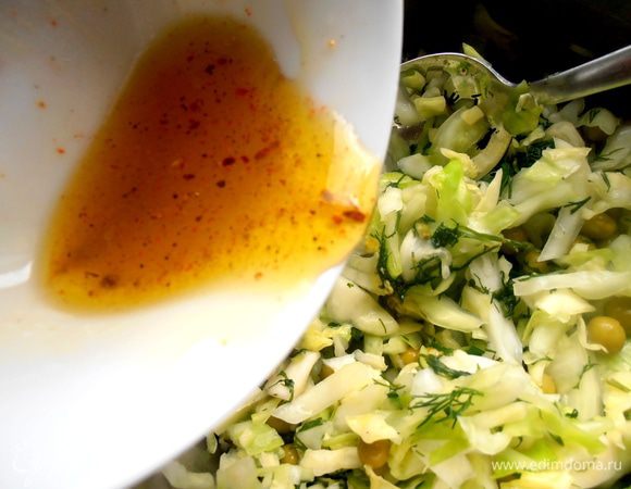 Перемешиваем и выливаем заправку в салат...