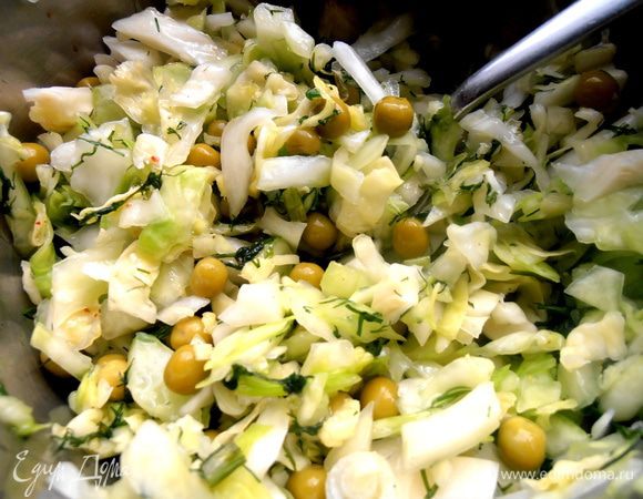 Весь салат перемешиваем снова...