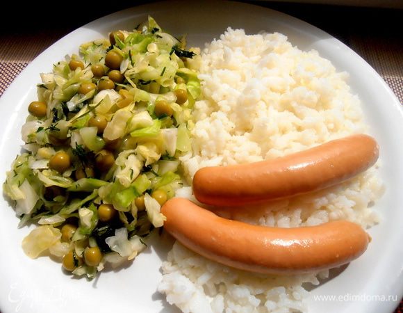 А можно подать вместе с рисом и сосисками!