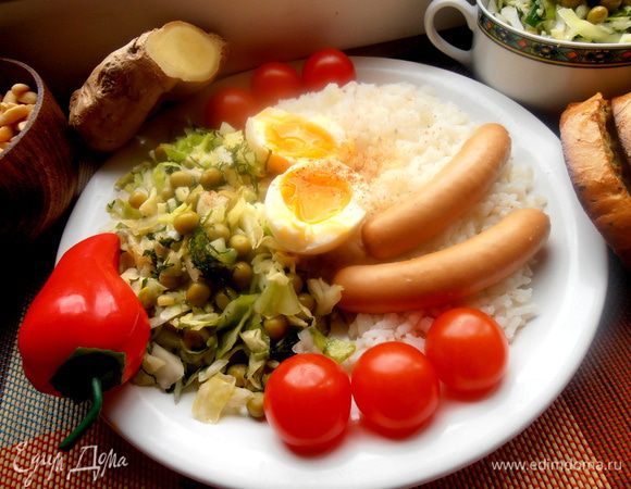 Для украшения и вкуса рядом помидорки черри.