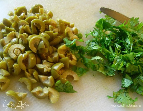 Оливки и кинзу измельчаем.
