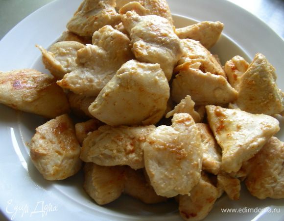 Разогреваем 1 ст.л. растительного масла и обжариваем бедрышки (в моем случае порезанную кусочками грудку) до золотистой корочки, посыпав красным перцем, минут 6-8. Перекладываем на тарелку.
