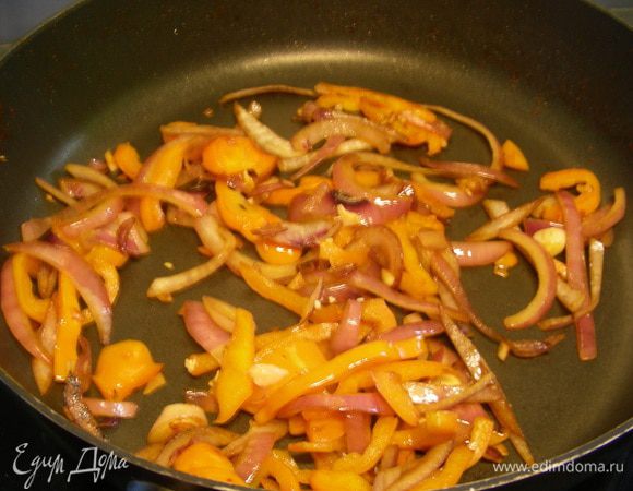 В ту же сковороду выкладываем лук, перец и чеснок и обжариваем минут 5, помешивая.
