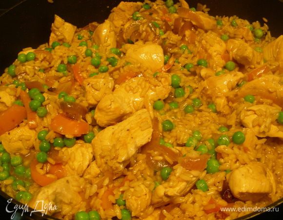 Добавляем горошек и готовим еще пару минут. Оставляем минут на 5.
