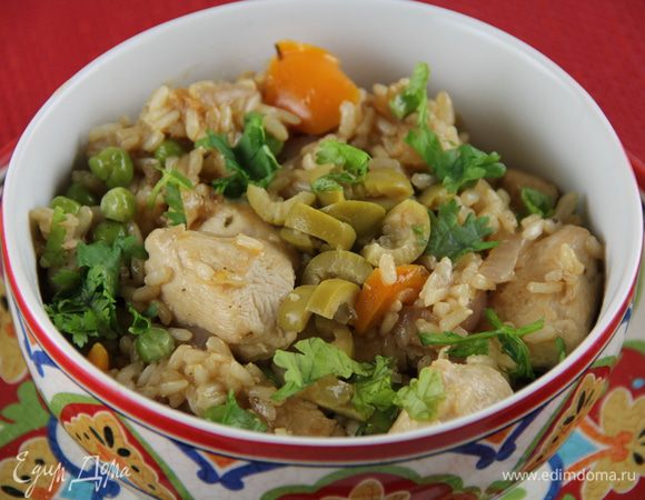 Раскладываем по тарелкам и подаем, посыпав оливками и кинзой. Приятного аппетита))
