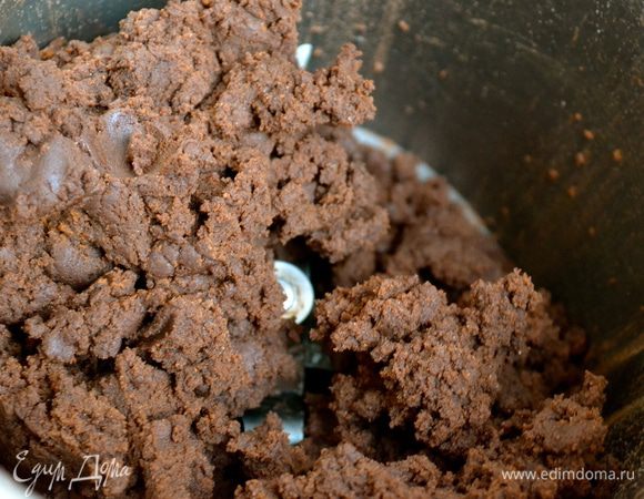 С помощью миксера, блендера, любого кухонного комбайна смешиваем вместе муку, какао-порошок, масло (кусочками), сахарную пудру и яйцо, пока тесто не сформируется в шар... Или во влажную крошку, которую, выложив на стол, руками собираем и формируем шар! Песочное тесто для наших тарталеток готово! (примерно за 1 минуту, если используете "кухонного помощника")... Можно все это перемешать и вручную... ))