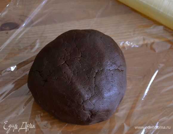 Заворачиваем тесто в пленку и убираем на 30 минут в холодильник.   