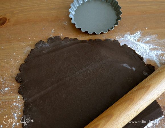 По истечение указанного времени, достать тесто и раскатать в пласт толщиной примерно 3 мм. 