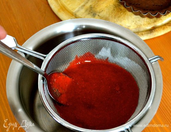 Тем временем 400 г клубники разбить в блендере с сахаром. Я протерла еще через сито. 
