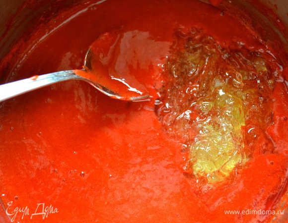 Поставить прогреваться на огонь. Добавить предварительно замоченные и тщательно отжатые листы желатина. Как следует размешать до полного растворения желатина... Затем снять смесь с огня.   