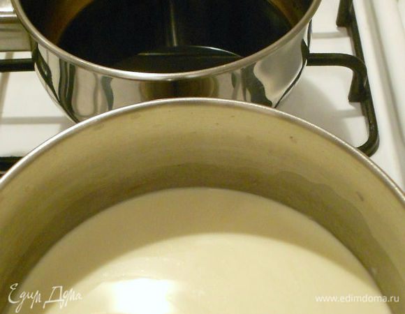 В маленьком сотейнике кипятить бальзамический уксус, пока объём не уменьшится до 100 мл, остудить.(Запах будет ещё тот, но оно того стоит!)))
В это время в другом сотейнике довести до кипения молоко со сливками, снять с огня.