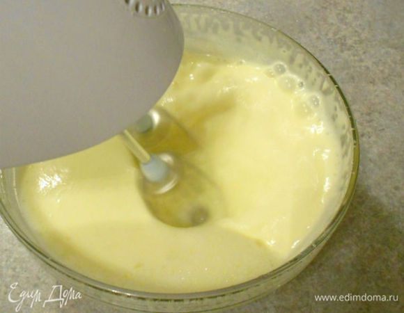 В миске взбить яичные желтки с сахаром и глюкозой до светлой, мягкой массы. (Сироп глюкозы добавляют в мороженое для предотвращения кристаллизации). Добавьте молочную смесь к желтковой и хорошо перемешайте. 