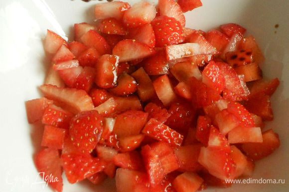 Клубнику помыть, удалить листочки и нарезать кубиками в 1 см. Поместите их в неметаллическую посуду и побрызгайте обычным бальзамическим уксусом.Осторожно перемешайте, присыпьте сахарной пудрой и молотым перцем (примерно половиной, как если бы вы готовили пряное блюдо). Оставьте ягоды на 1 час для мацерации.