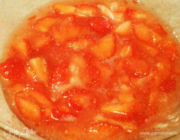 Для ягодного соуса в миске засыпьте ягоды  ( м.б. любые красные ягоды,но ярче всего клюква и малина) сахаром и оставьте на 20 мин. Когда ягоды пустят сок,взбейте всё в блендере до пюре, протрите через частое сито. В холодильнике может храниться до 3 дней.
