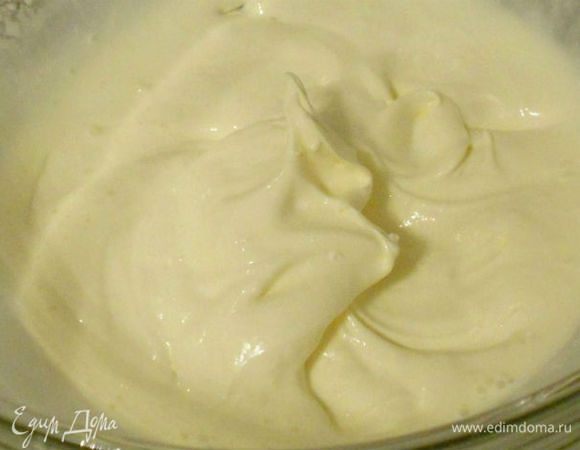 Расщепите ванильный стручок и острым ножом соскребите семена. В миске смешайте сливки, семена ванили, сахарную пудру и взбивайте  до вязкой консистенции, но не более.