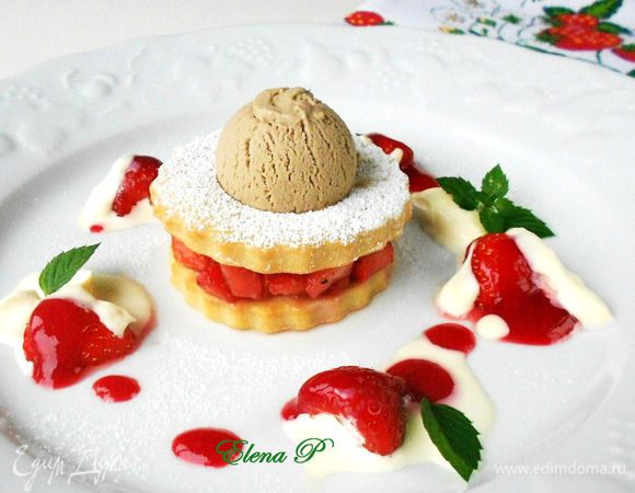 Положите печенье без отверстий в центр тарелок. Мацерированную клубнику переложите на сито, а сок от неё добавьте в ягодный соус.

Клубнику распределите поровну на все тарелки, выкладывая на печенье и в центре оставляйте углубление для мороженого. Сверху поместите по диску с дырочками, формирую сэндвич.  Вокруг накапайте /налейте ванильный крем и ягодный соус, украсьте отложенными ягодами и листочками мяты. Перед подачей в каждое печенье с отверстием положите по шарику бальзамического мороженого и присыпьте  сахарной пудрой через ситечко.