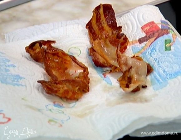 Разогреть в сковороде 1 ст. ложку оливкового масла и обжарить грудинку до золотистой корочки, затем выложить ее на бумажное полотенце.