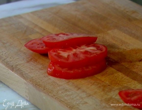 Помидор порезать толстыми кружками.